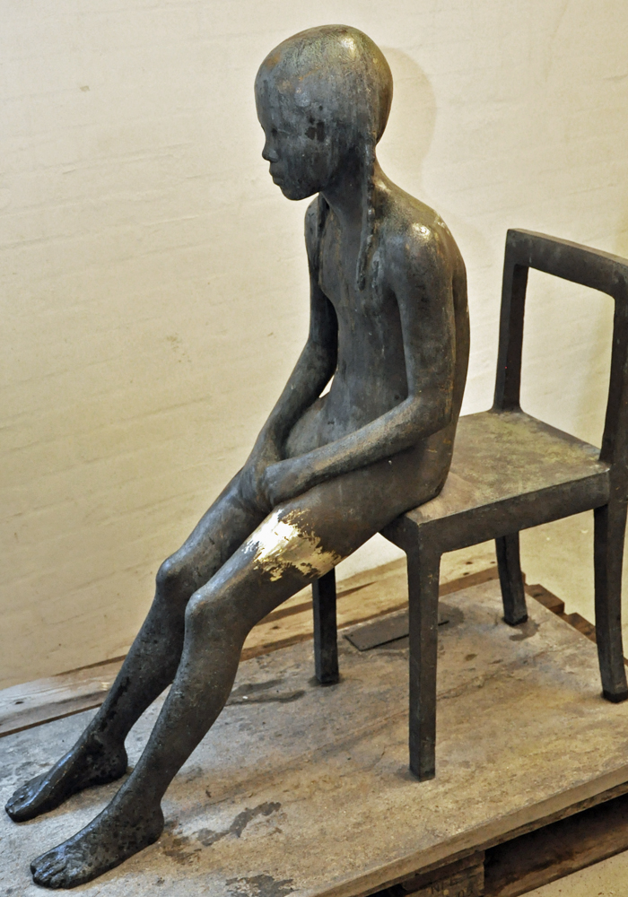 Bronzeskulptur af Keld Moseholm med brud svejset og ciseleret